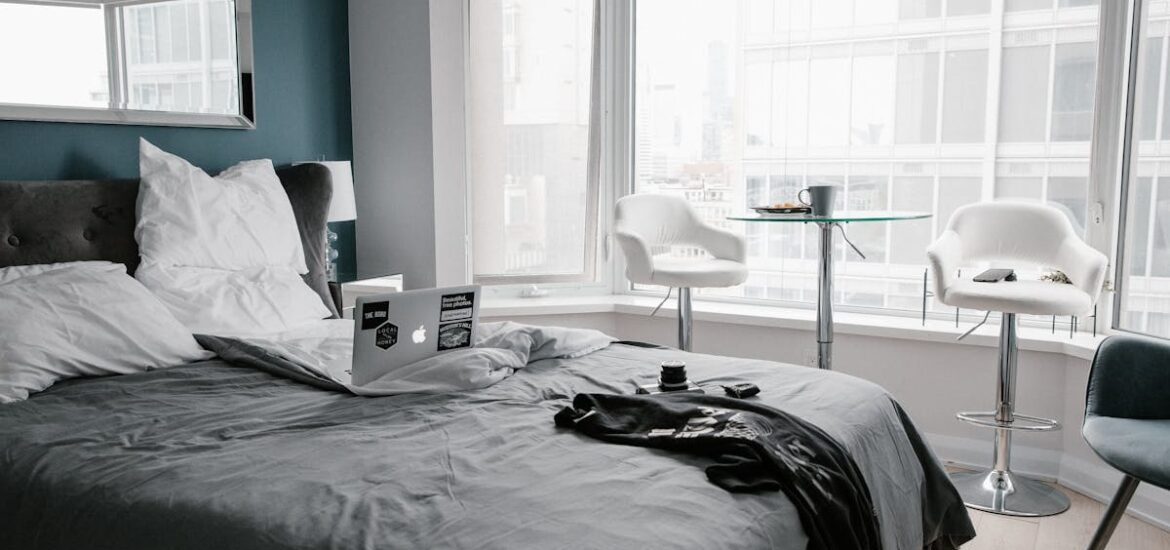 Meble termiczne z materiałami zmiennofazowymi: ukryta bateria ciepła w stoliku, ławie i zagłówku