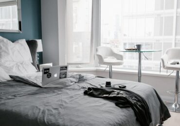 Meble termiczne z materiałami zmiennofazowymi: ukryta bateria ciepła w stoliku, ławie i zagłówku