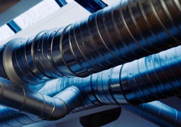 Sufit, który chłodzi latem i grzeje zimą – kapilarne maty w tynku glinianym dla mieszkań bez klimatyzacji