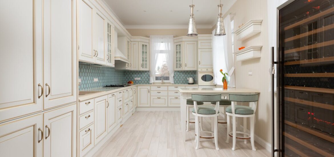 Pryzmatyczne folie okienne, które kierują światło w głąb mieszkania – doświetlenie korytarzy i biur bez prądu