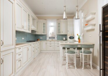 Pryzmatyczne folie okienne, które kierują światło w głąb mieszkania – doświetlenie korytarzy i biur bez prądu