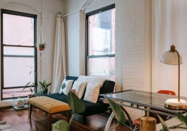 Sprytna zabudowa wokół okna: siedzisko z szufladami i grzejnik bez strat ciepła