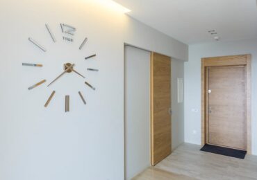 Drzwi przesuwne do mieszkania: jak wybrać system, przygotować ścianę i uniknąć hałasu