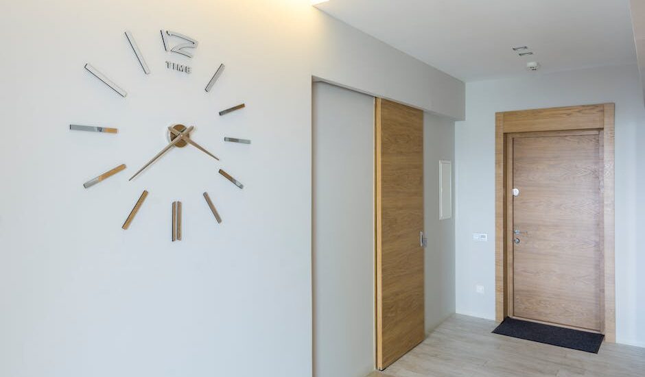 Drzwi przesuwne do mieszkania: jak wybrać system, przygotować ścianę i uniknąć hałasu