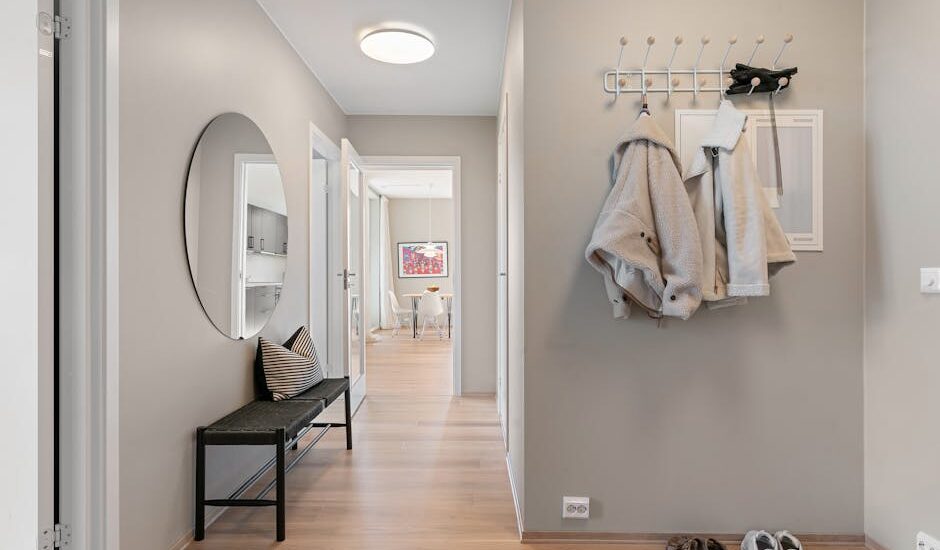 Szafka na buty, która naprawdę działa: wentylacja, siedzisko i miejsce na 12-18 par w przedpokoju 4-6 m2