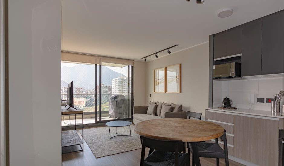 Oświetlenie w mieszkaniu bez sufitu podwieszanego: plan warstw, trasy kabli i 12 sprawdzonych układów