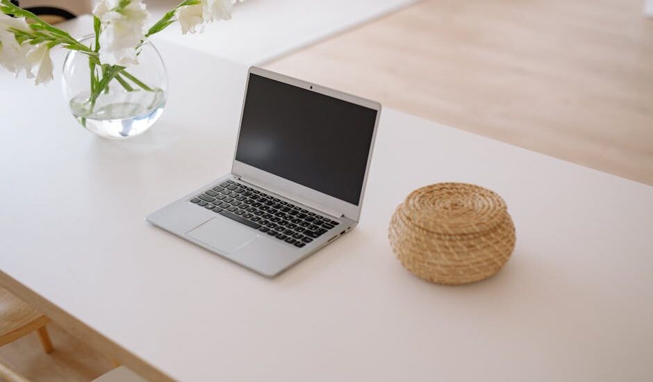 Cichy pokój do pracy w mieszkaniu: 12 rozwiązań na akustykę bez generalnego remontu