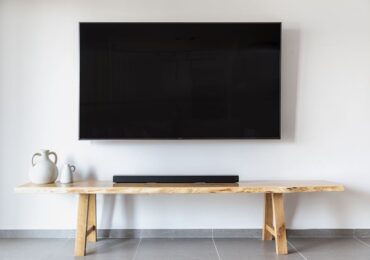 Szafka RTV i strefa TV bez plątaniny kabli: 15 trików na porządek, wentylację i łatwy serwis