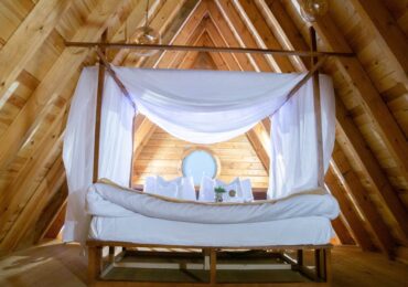 Zabudowa pod skosem na poddaszu: 10 detali, które robią różnicę (wymiary, wentylacja, drzwi, koszt)