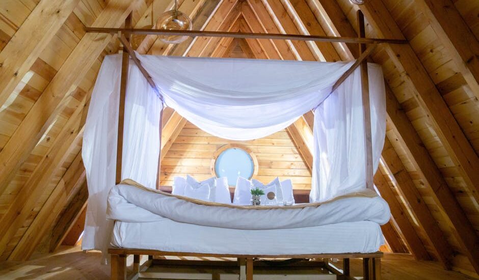 Zabudowa pod skosem na poddaszu: 10 detali, które robią różnicę (wymiary, wentylacja, drzwi, koszt)