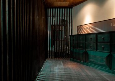 Ściana lamelowa z miejscem na wieszaki w przedpokoju: wymiary, montaż i jak nie zrobić pułapki na kurz