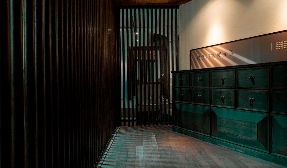 Ściana lamelowa z miejscem na wieszaki w przedpokoju: wymiary, montaż i jak nie zrobić pułapki na kurz