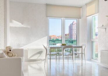 Zabudowa grzejnika pod oknem: jak zrobić estetyczną osłonę bez strat ciepła (wymiary, kratki, materiały)