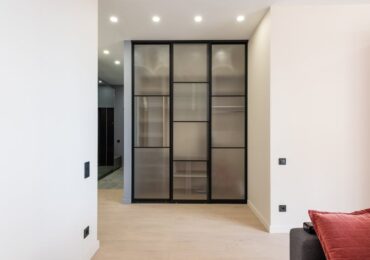 Szafa na wymiar do sufitu: 17 decyzji, które oszczędzają miejsce i nerwy (wymiary, wnętrze, montaż)