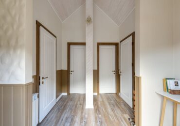 Siedzisko w przedpokoju z ukrytym schowkiem: wymiary, konstrukcja i materiały, które wytrzymają codzienne życie