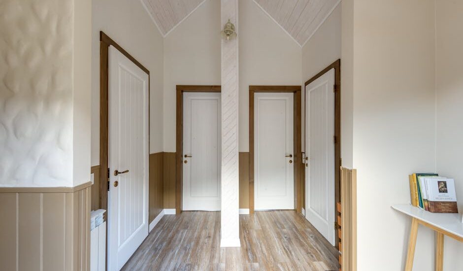 Siedzisko w przedpokoju z ukrytym schowkiem: wymiary, konstrukcja i materiały, które wytrzymają codzienne życie