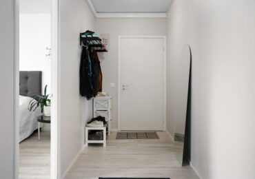 Drzwi ukryte w ścianie (zlicowane): wymiary, ościeżnica, płyty i montaż bez pękających łączeń