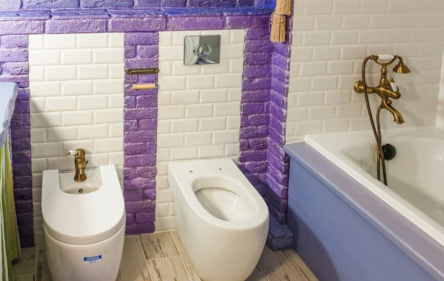 Toaleta myjąca w małej łazience: jak dobrać, doprowadzić prąd i wodę oraz zrobić serwis bez demolki