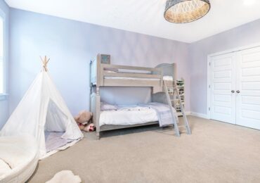 Cichy pokój dziecięcy przy salonie: wygłuszenie ściany i drzwi bez generalnego remontu