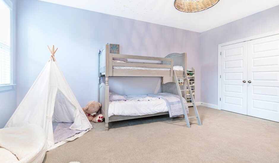 Cichy pokój dziecięcy przy salonie: wygłuszenie ściany i drzwi bez generalnego remontu