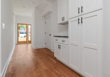 Zabudowa licznika i rozdzielni w przedpokoju: bezpieczna szafka, wentylacja i dostęp serwisowy