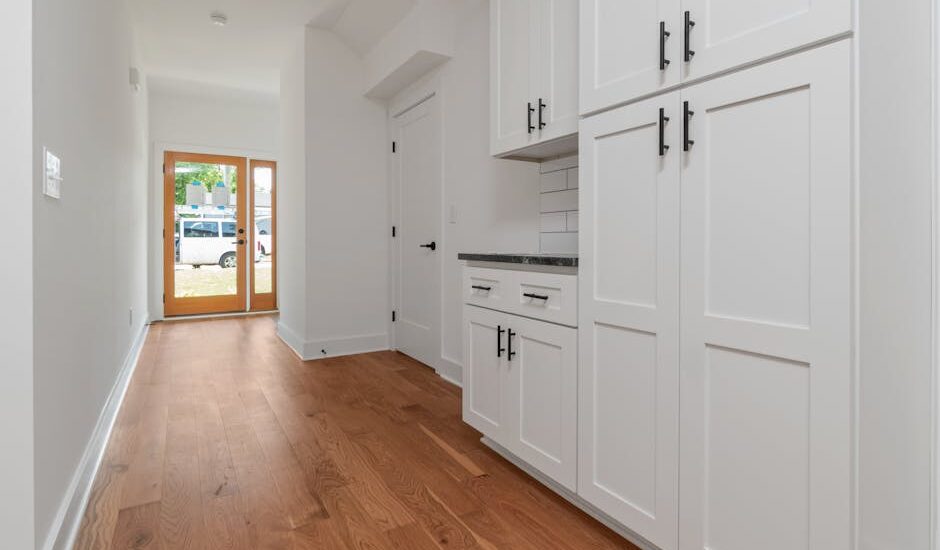 Zabudowa licznika i rozdzielni w przedpokoju: bezpieczna szafka, wentylacja i dostęp serwisowy