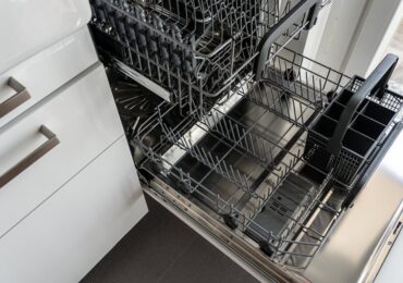 Sprytna zabudowa pralki w kuchni: fronty, wentylacja i antywibracje bez błędów