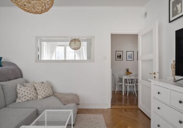 Lustra w małym mieszkaniu: gdzie je powiesić, jakie wybrać i jak uniknąć efektu „przypadkowej szyby”