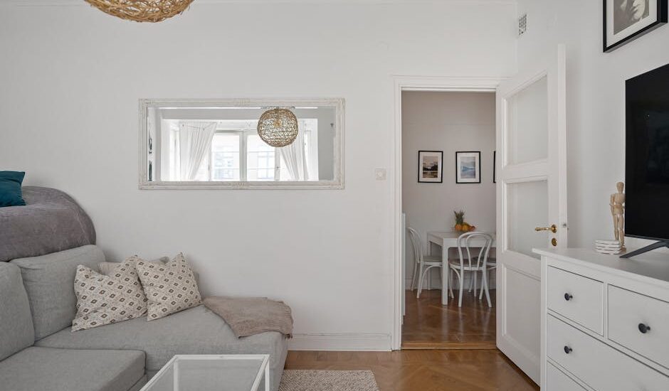 Lustra w małym mieszkaniu: gdzie je powiesić, jakie wybrać i jak uniknąć efektu „przypadkowej szyby”