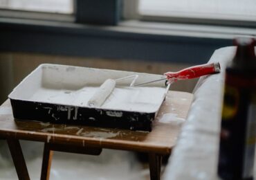 Farba do ścian w mieszkaniu: jak wybrać rodzaj, połysk i odporność, żeby nie malować drugi raz