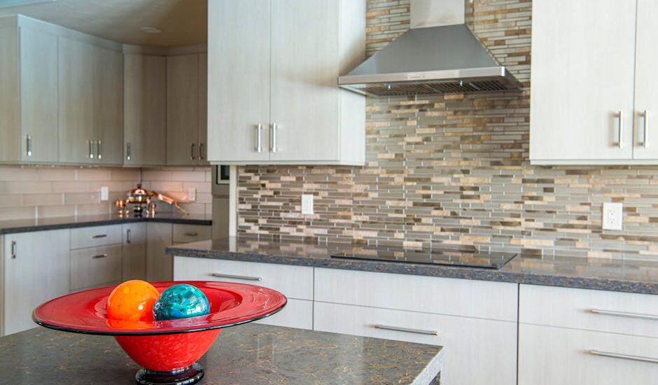 Blat kuchenny bez wpadek: wysokość, łączenia, zlew i zabezpieczenia przed wodą w mieszkaniach 35-80 m2