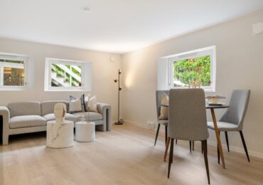 Narożnik w salonie bez żalu: wymiary, tkaniny, funkcja spania i ustawienie w 35-70 m2