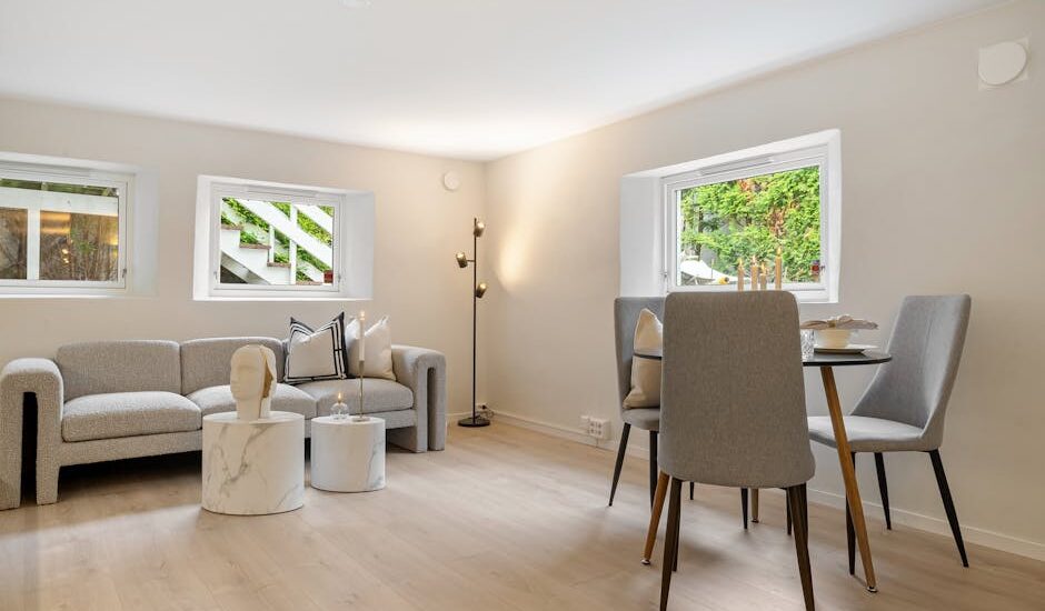 Narożnik w salonie bez żalu: wymiary, tkaniny, funkcja spania i ustawienie w 35-70 m2