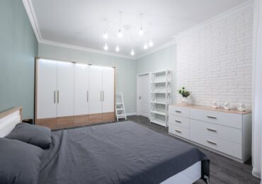 Wnętrze szafy na ubrania: układ półek, drążków i szuflad, który działa w mieszkaniach 35-80 m2