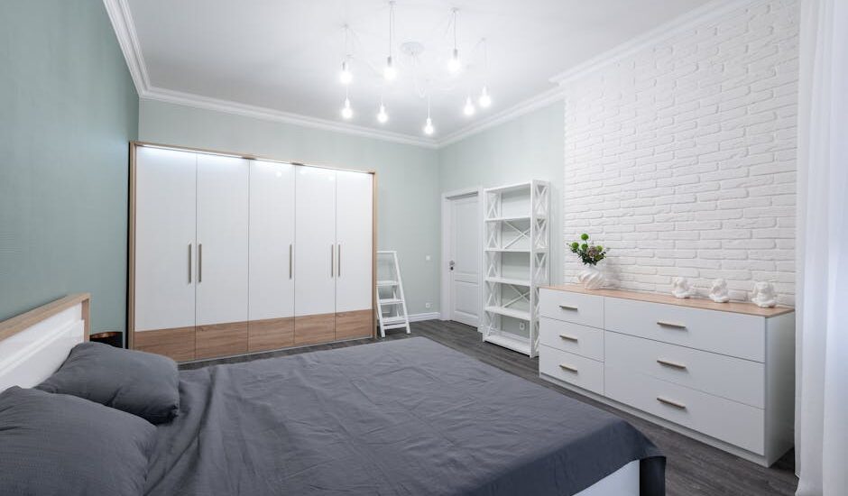 Wnętrze szafy na ubrania: układ półek, drążków i szuflad, który działa w mieszkaniach 35-80 m2