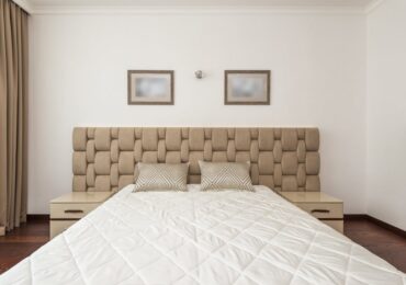 Ściana za łóżkiem bez błędów: zagłówek, panele i kinkiety w sypialni 8-14 m2