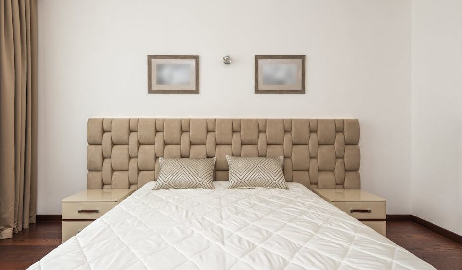 Ściana za łóżkiem bez błędów: zagłówek, panele i kinkiety w sypialni 8-14 m2