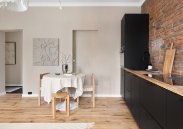 Stół do małego salonu: wymiary, kształt i materiały, żeby dało się chodzić i jeść w 25-55 m2