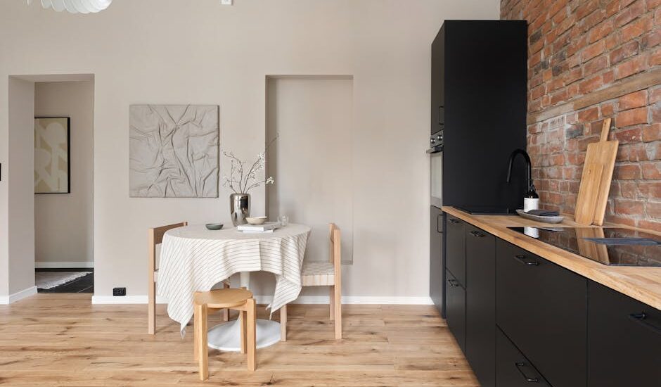 Stół do małego salonu: wymiary, kształt i materiały, żeby dało się chodzić i jeść w 25-55 m2