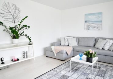 Parapet wewnętrzny bez błędów: materiały, montaż i wykończenie okna, które nie puchnie i nie pęka