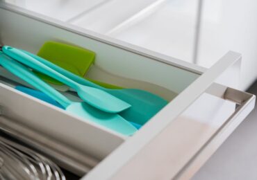 Szuflady w kuchni, które nie klinują się po roku: prowadnice, wymiary i układ przechowywania