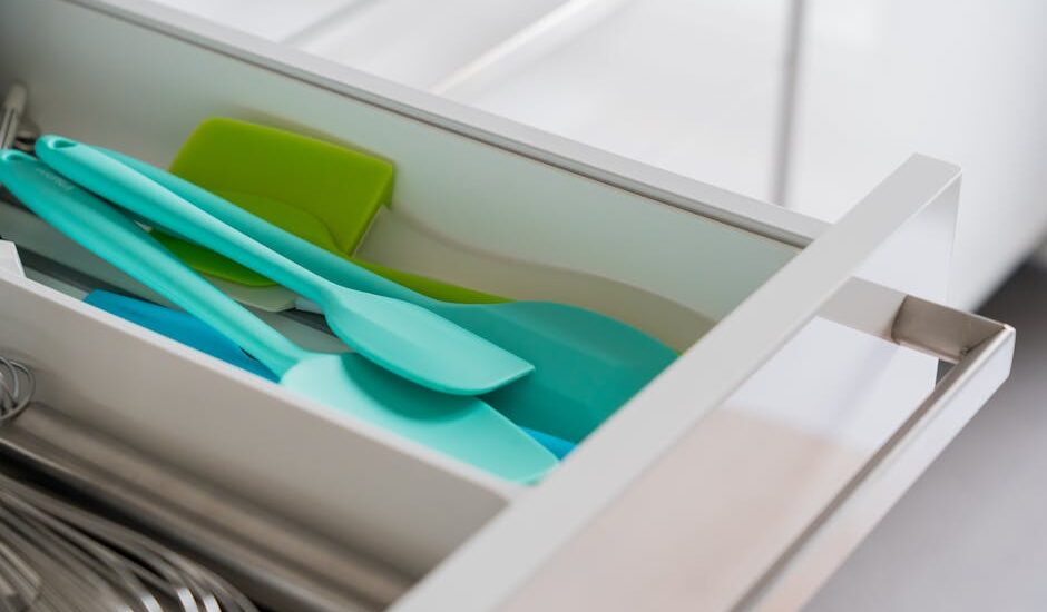 Szuflady w kuchni, które nie klinują się po roku: prowadnice, wymiary i układ przechowywania