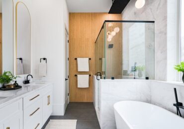 Wentylacja w łazience bez okna: skuteczny wentylator, nawiew i detale, które zatrzymują grzyb