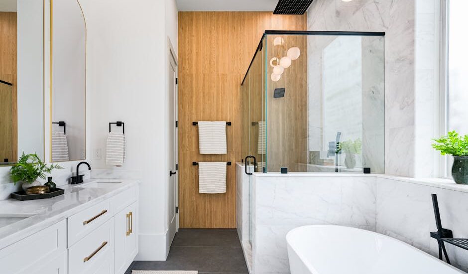 Wentylacja w łazience bez okna: skuteczny wentylator, nawiew i detale, które zatrzymują grzyb