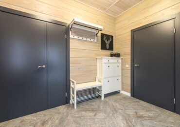 Płytki w przedpokoju i kuchni: jak dobrać format, antypoślizg i fugi, żeby nie było piachu, rys i wiecznego mycia