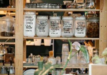 Półki w małej spiżarni i szafkach kuchennych: głębokości, rozstawy i organizacja, żeby nic nie ginęło