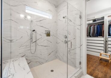 Ściana prysznicowa walk-in bez przecieków: spadki, szkło, odpływ i uszczelnienia w łazience 3-7 m2