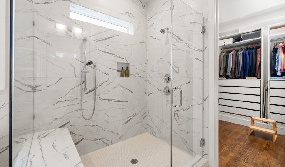 Ściana prysznicowa walk-in bez przecieków: spadki, szkło, odpływ i uszczelnienia w łazience 3-7 m2