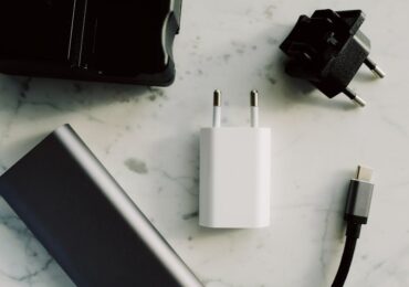 Gniazda USB-C w mieszkaniu bez przeróbek: gdzie je dać, jakie wybrać i jak nie spalić ładowarek