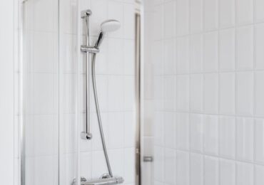Fugi i silikon w łazience bez pleśni: dobór, aplikacja i serwis w 3-7 m2
